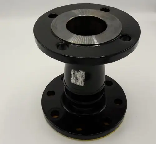 Flanschstück mit schwarzer Oberfläche und metallischem Flansch. Verwendet in Verbindung mit Remeha-Produkten für Rohrleitungssysteme.